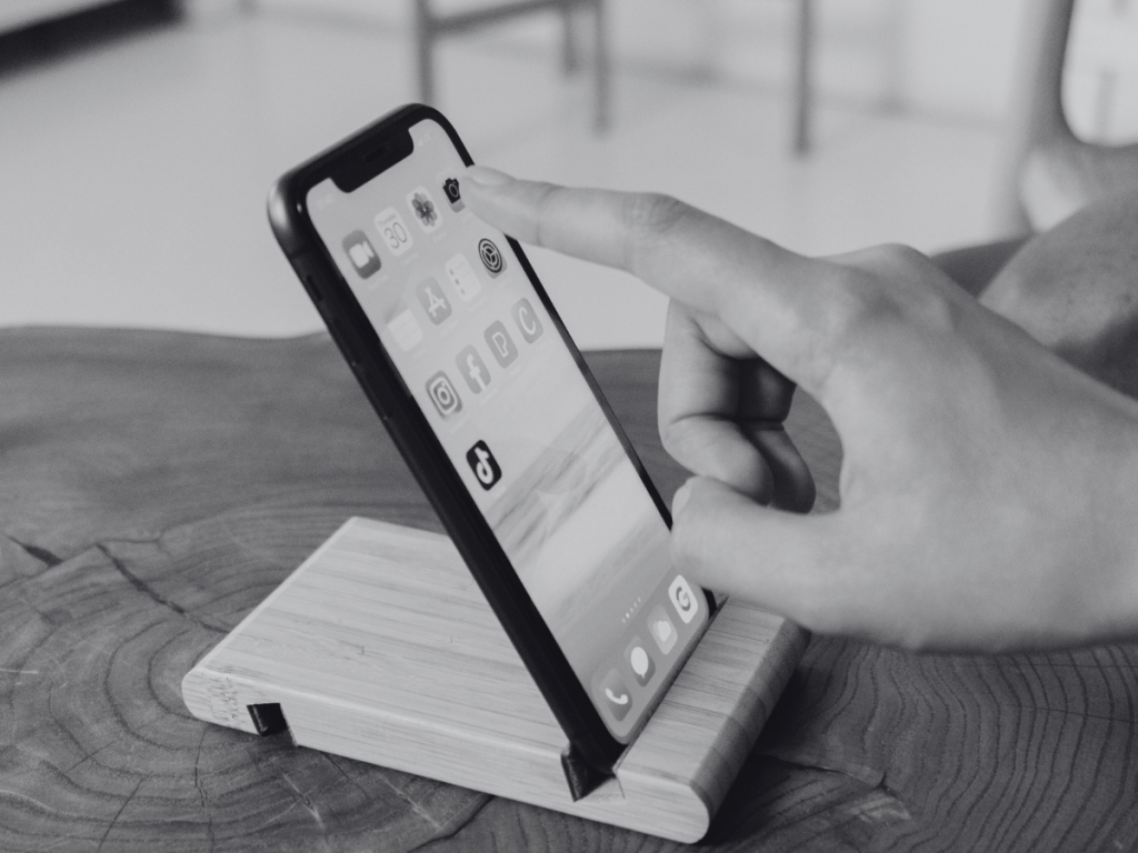 Persona consultando estadísticas de redes sociales en su móvil, símbolo de medir lo que importa.