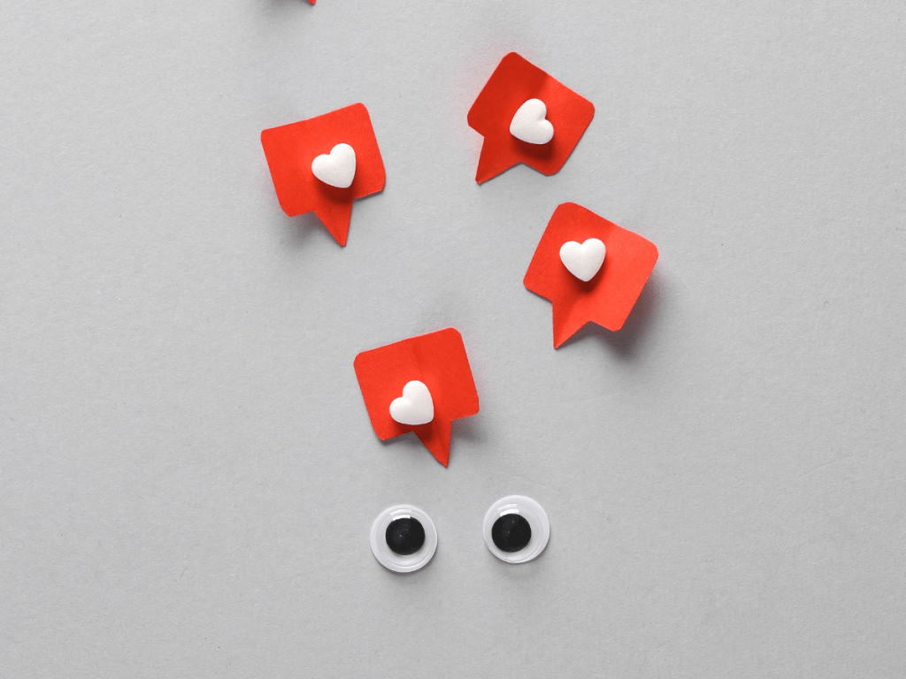 Iconos de redes sociales frente a unos ojos, representación de una estrategia de redes sociales que no funciona.