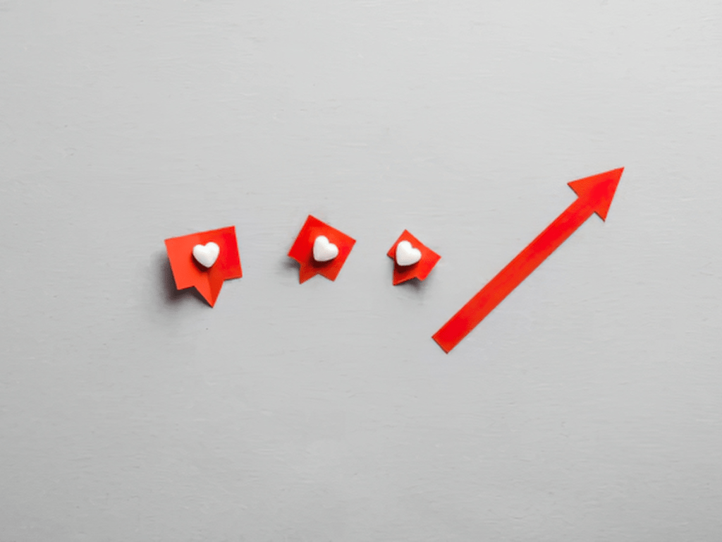 Iconos de redes sociales junto a una flecha ascendente que representa el crecimiento de una estrategia digital.